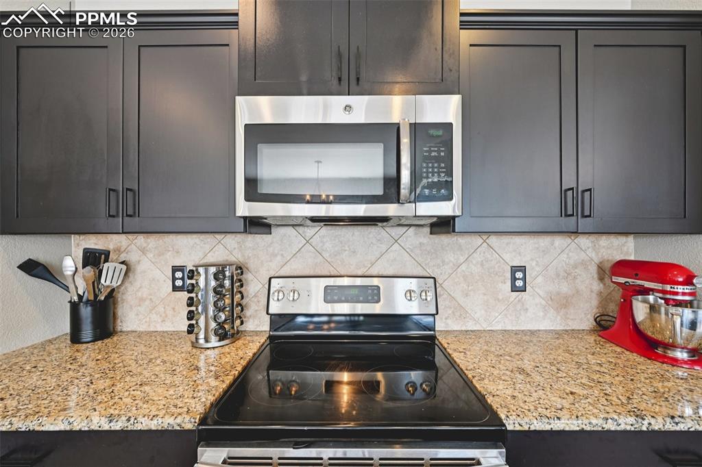 Image 21 of 48: Kitchen