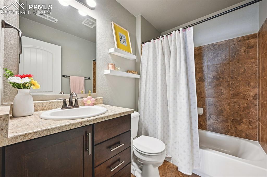 Image 41 of 48: Bathroom