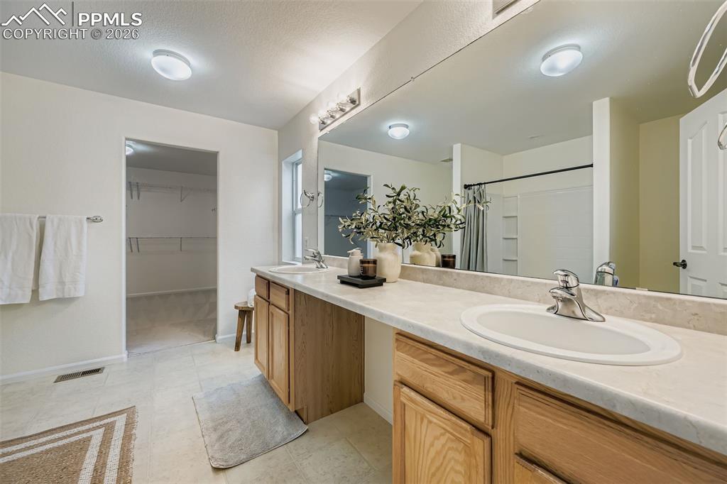 Image 17 of 27: Bathroom