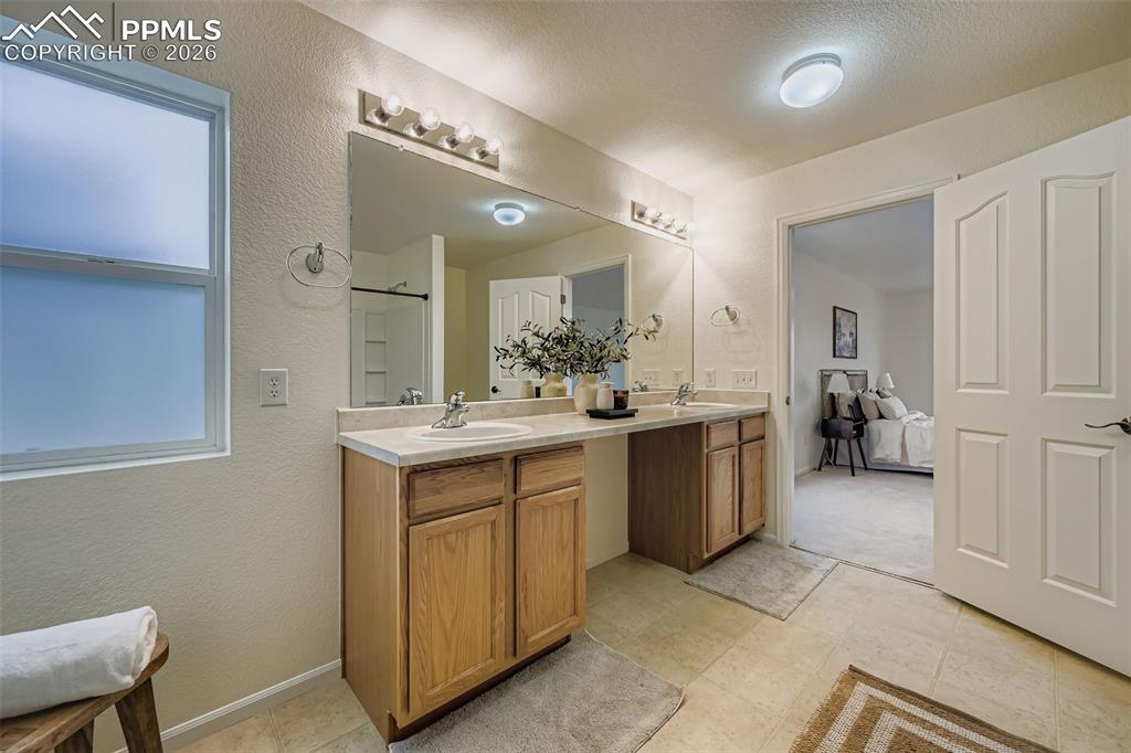 Image 18 of 27: Bathroom