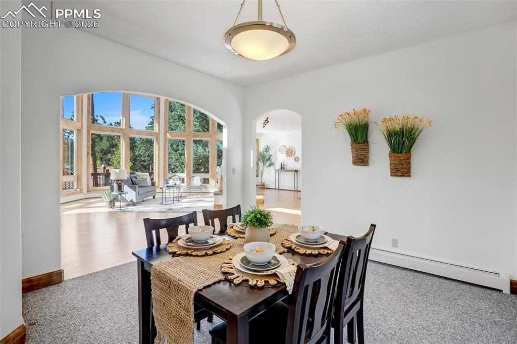 Image 11 of 50: Dining Area