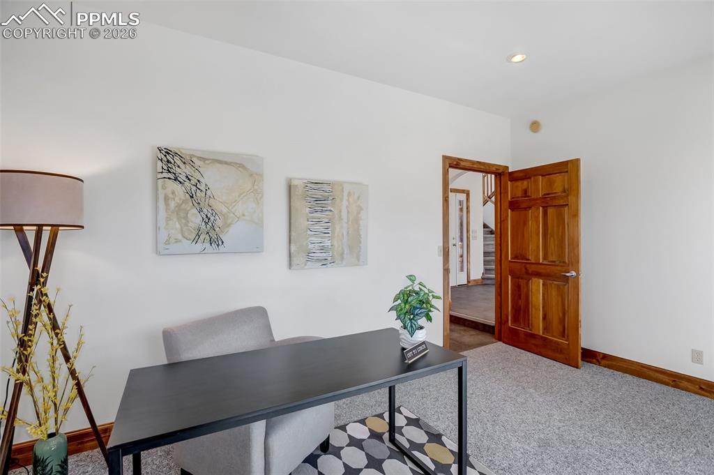 Image 17 of 50: Office