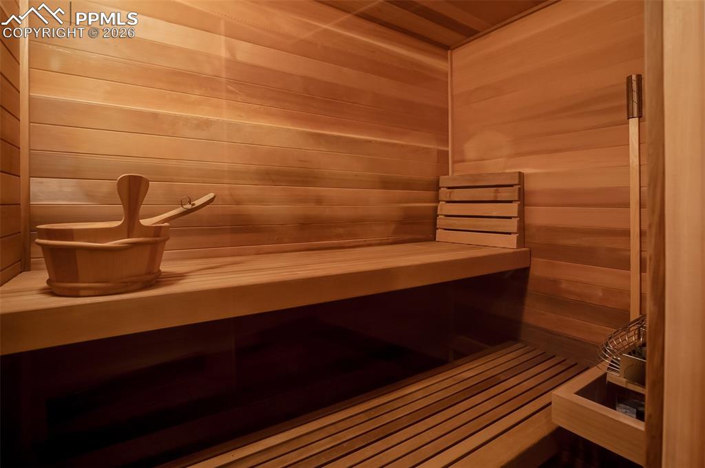 Image 40 of 50: Sauna