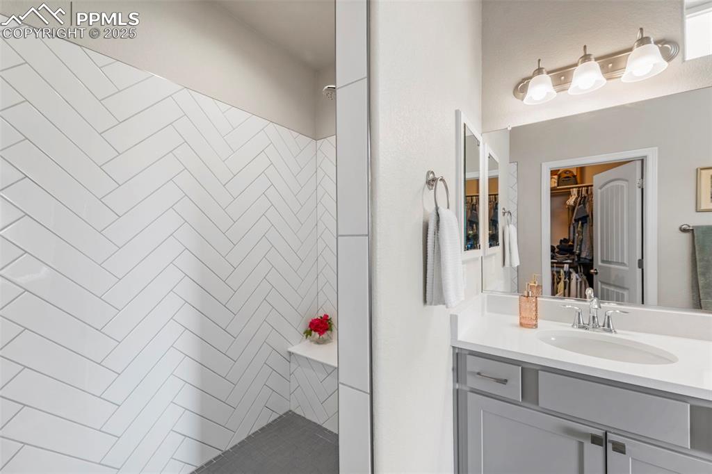 Image 21 of 46: Neutral palette = instant spa vibes (bring your eucalyptus).