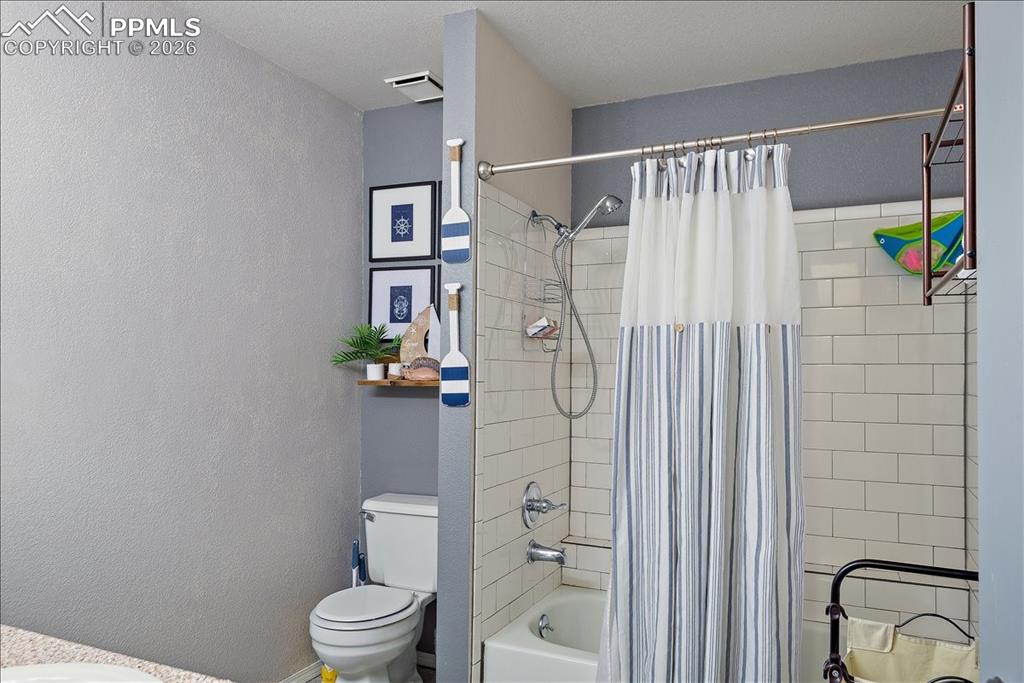 Image 17 of 28: Bathroom