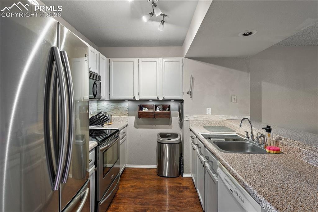 Image 7 of 28: Kitchen