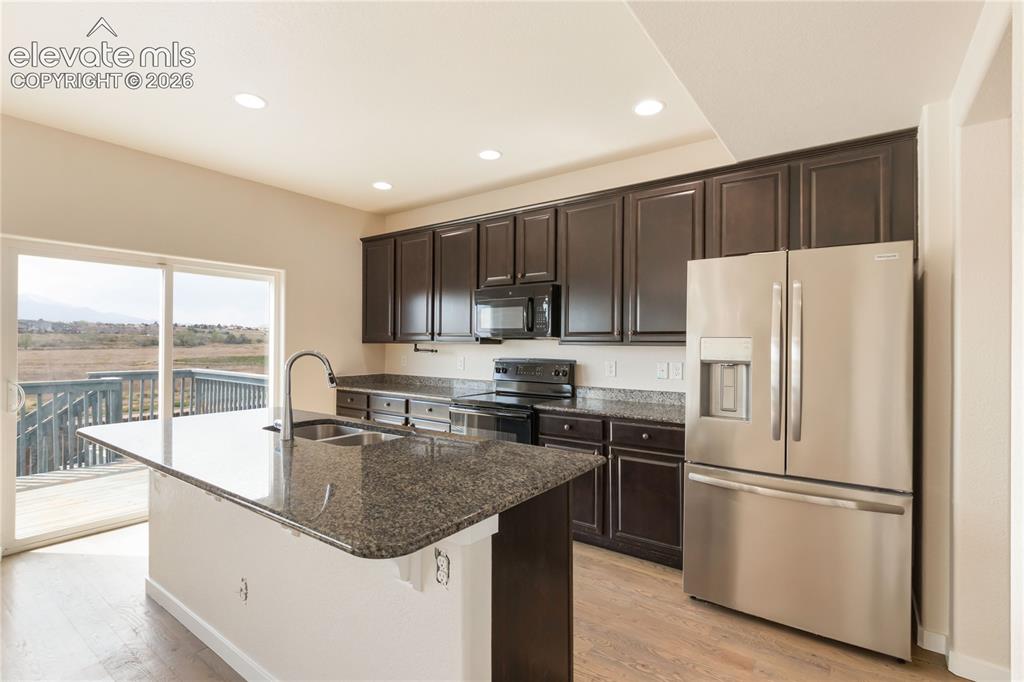 Image 10 of 45: Kitchen