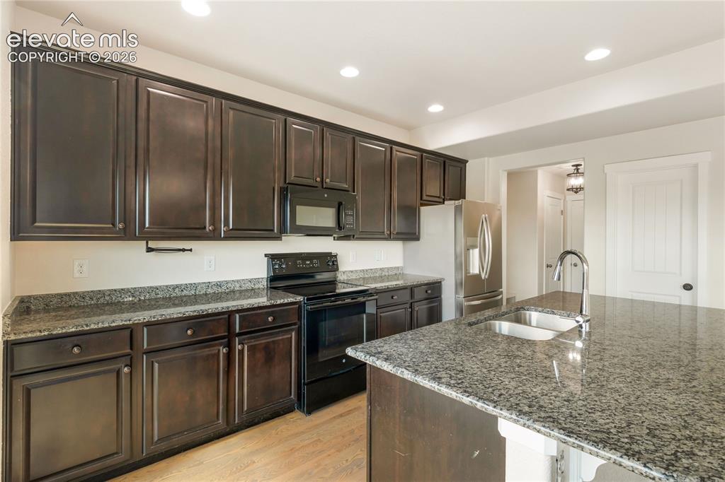 Image 11 of 45: Kitchen
