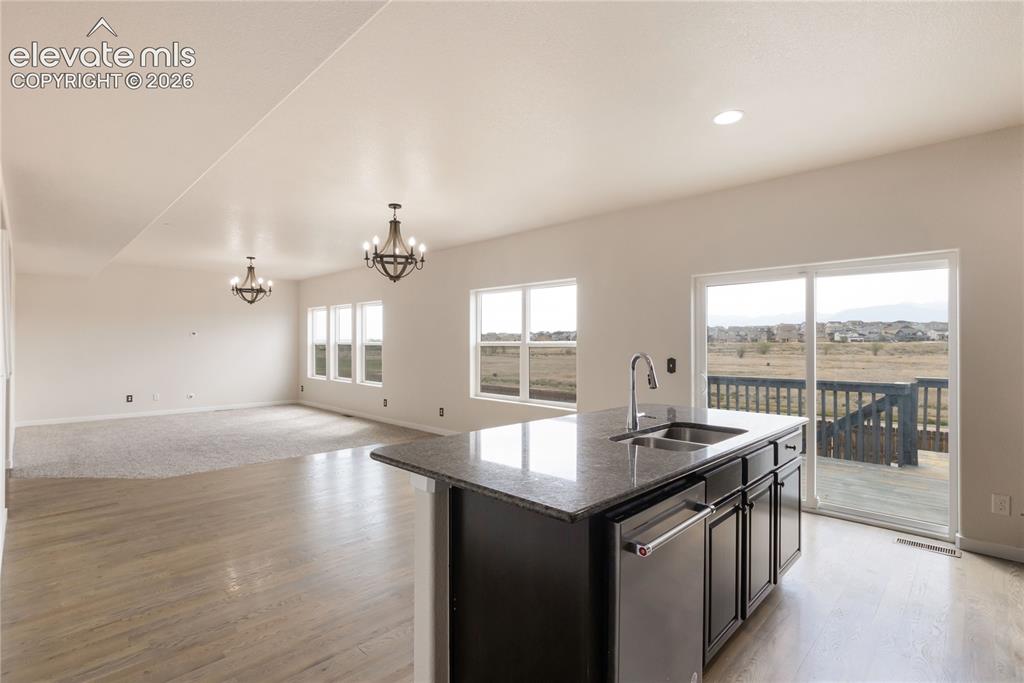 Image 15 of 45: Kitchen