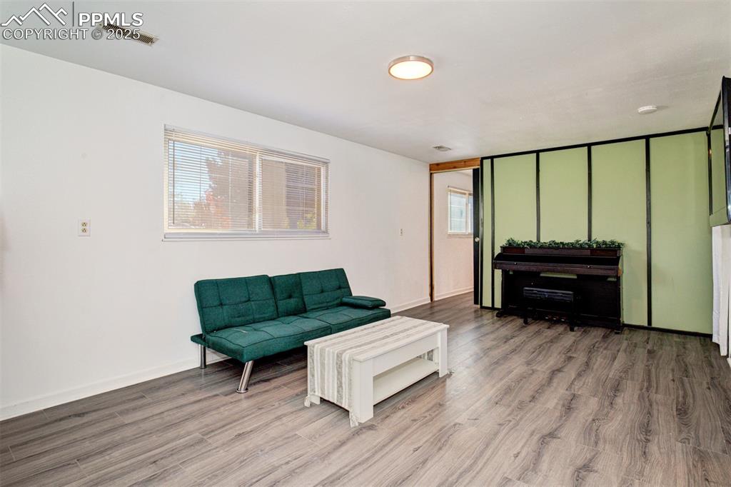 Image 14 of 19: Sitting Room