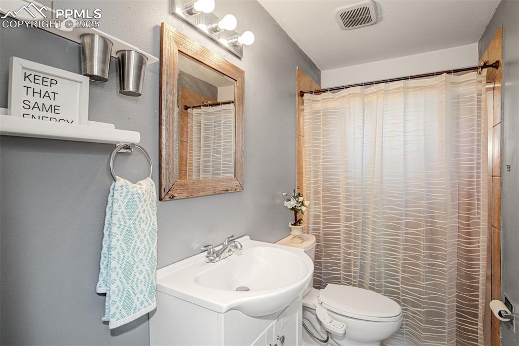 Image 17 of 19: Bathroom