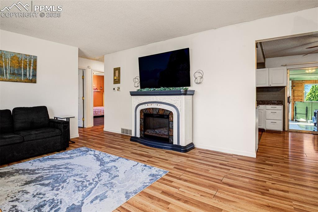 Image 4 of 19: Living Room