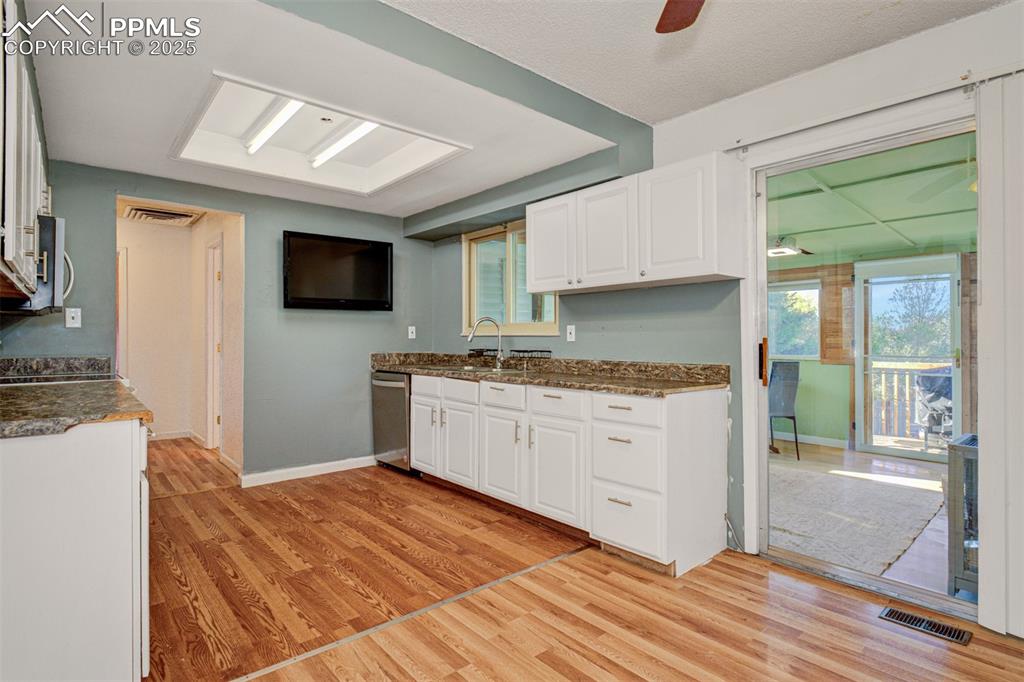 Image 5 of 19: Kitchen