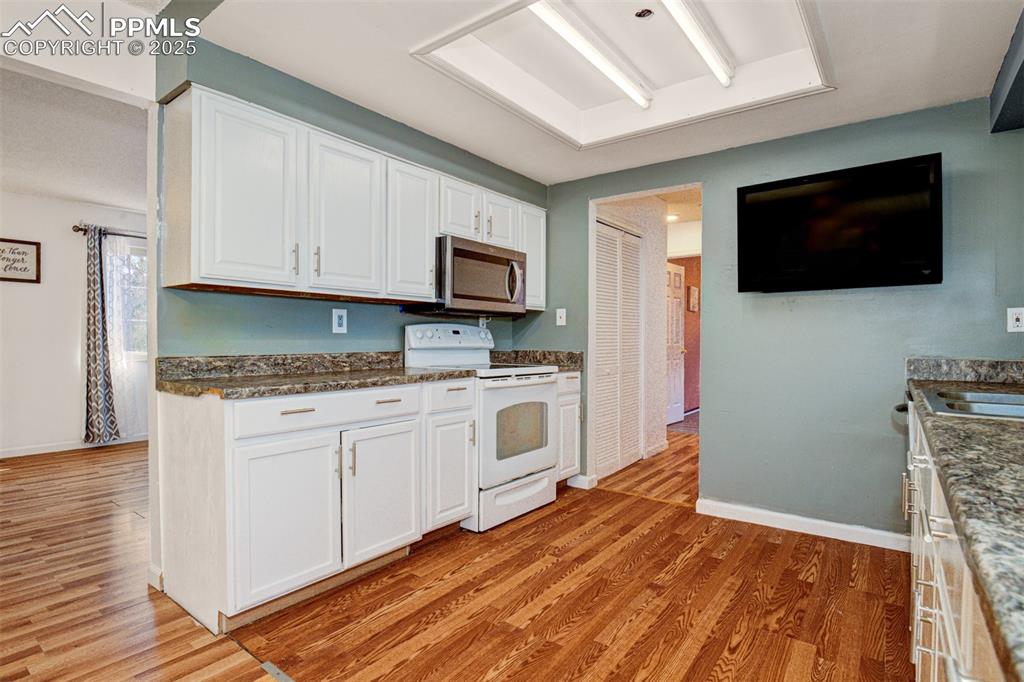 Image 6 of 19: Kitchen