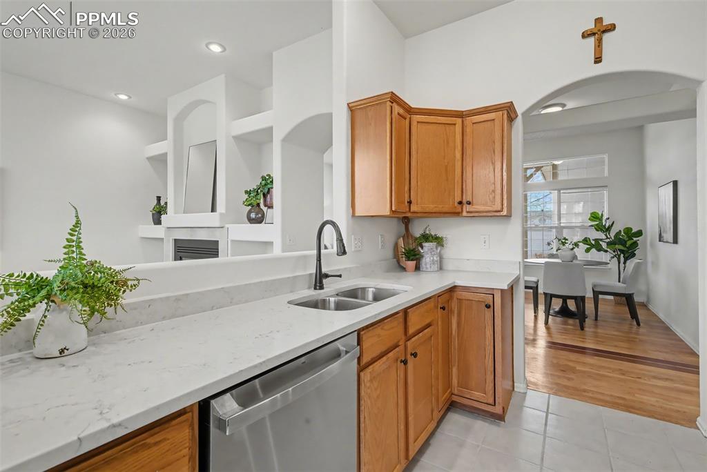 Image 10 of 30: Kitchen