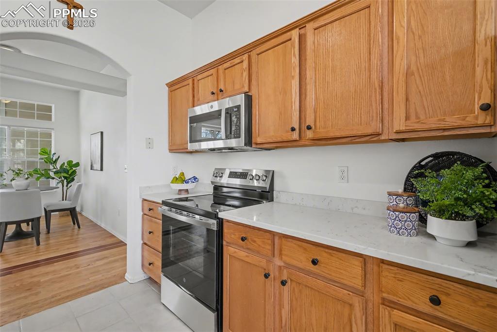 Image 12 of 30: Kitchen