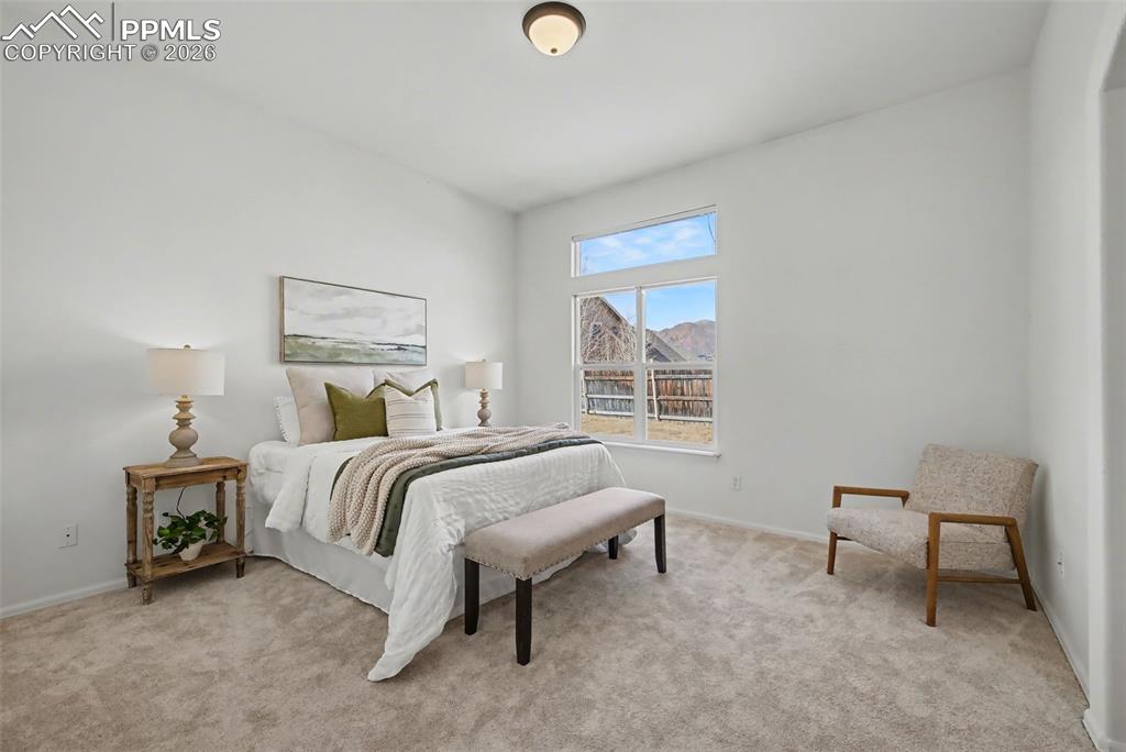 Image 18 of 30: Bedroom