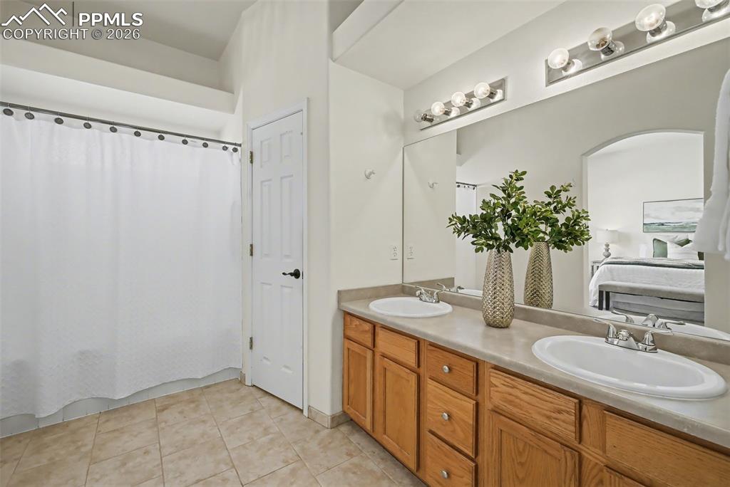 Image 19 of 30: Bathroom