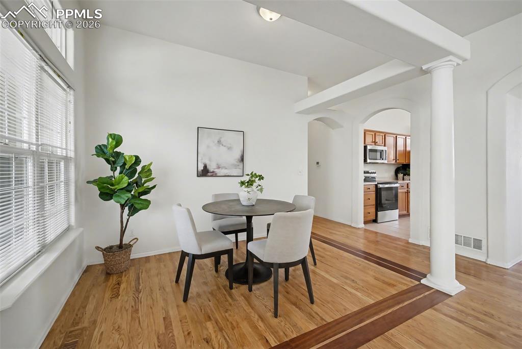 Image 7 of 30: Dining Area