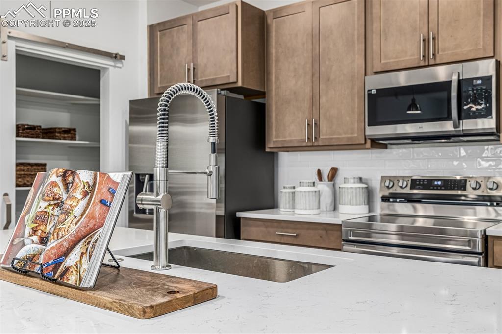 Image 17 of 30: Kitchen