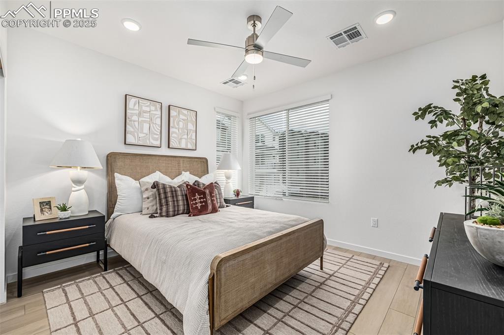 Image 18 of 30: Bedroom