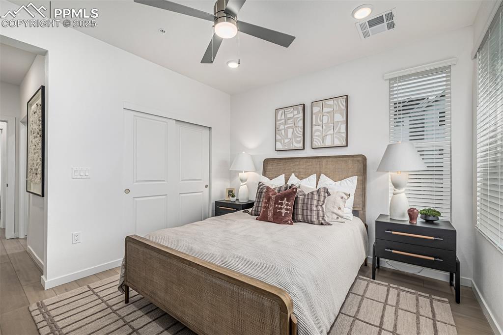 Image 19 of 30: Bedroom