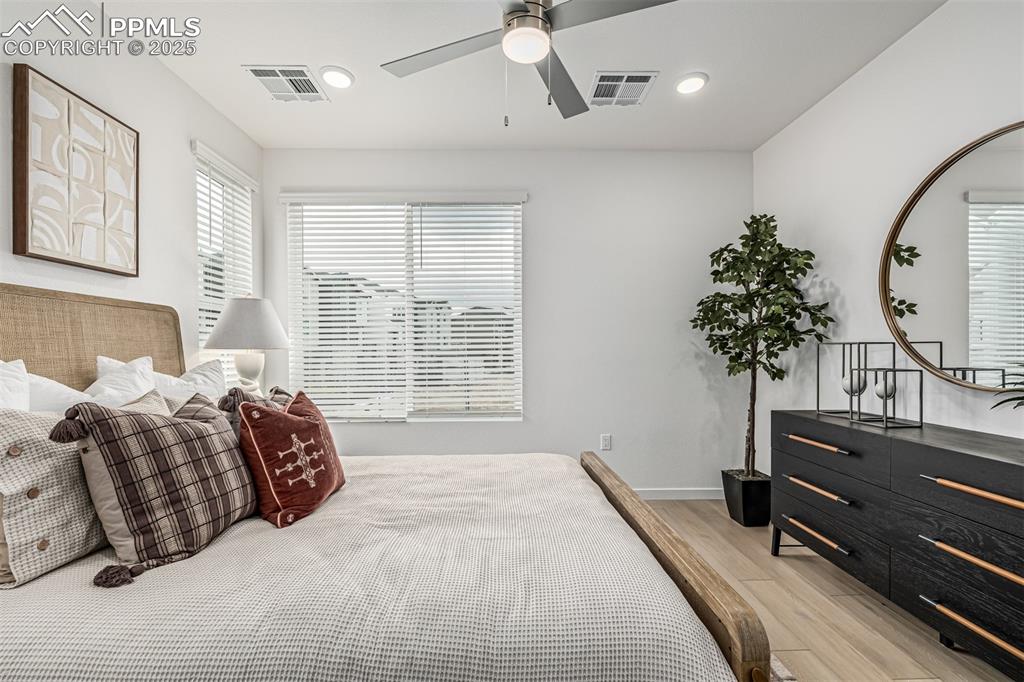 Image 20 of 30: Bedroom