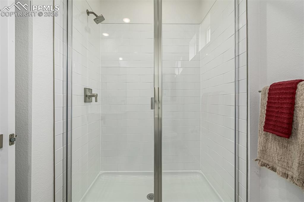 Image 22 of 30: Bathroom