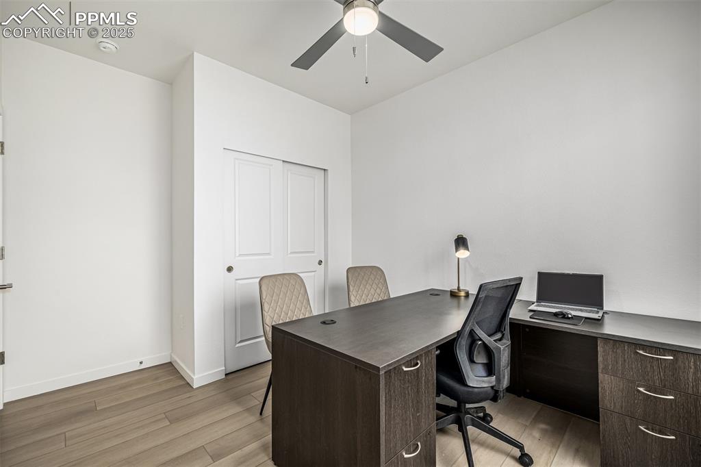 Image 27 of 30: Office