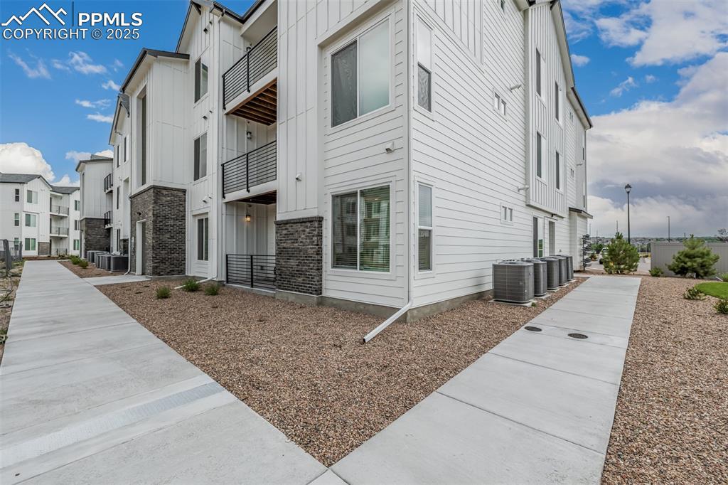 Image 3 of 30: Side of Structure