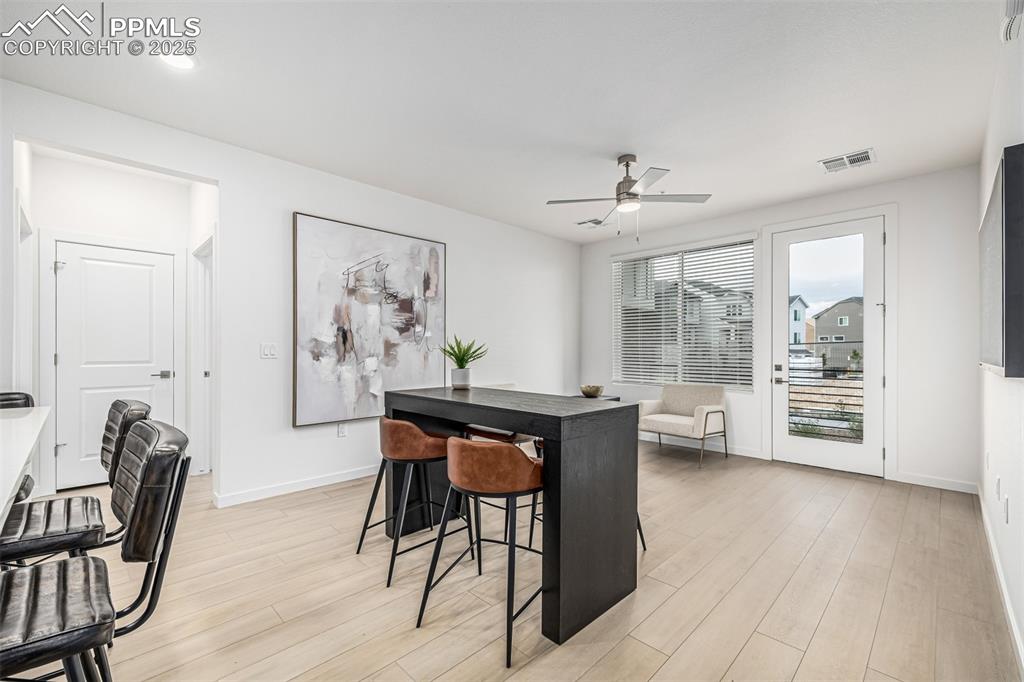 Image 7 of 30: Dining Area