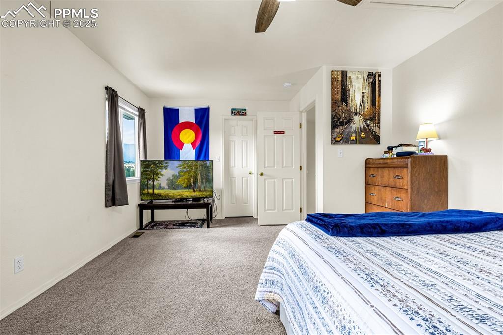 Image 14 of 49: Bedroom