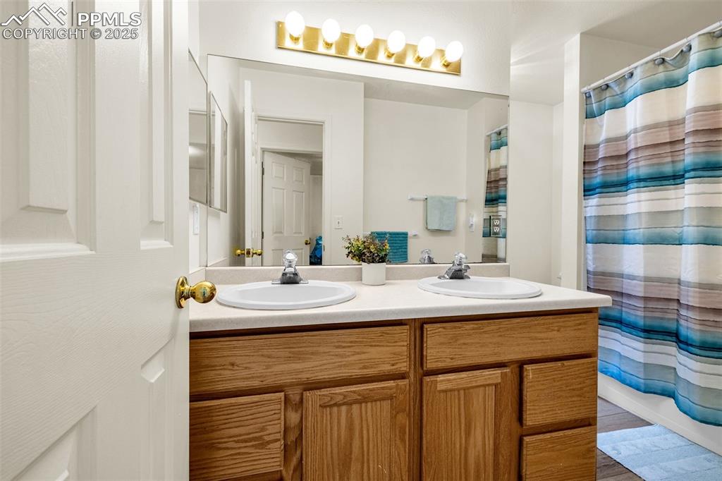 Image 17 of 49: Bathroom