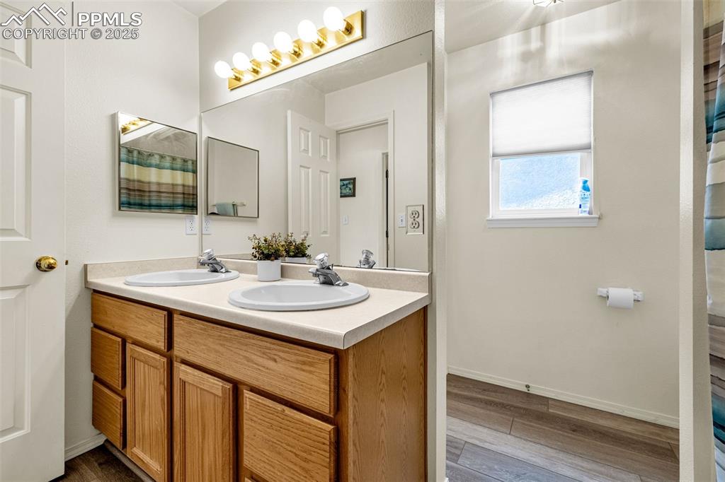 Image 18 of 49: Bathroom