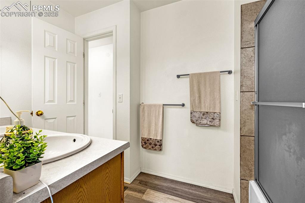 Image 38 of 49: Bathroom