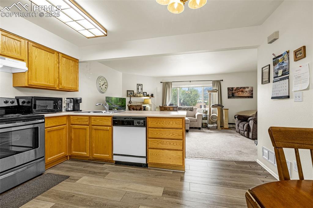 Image 6 of 49: Kitchen