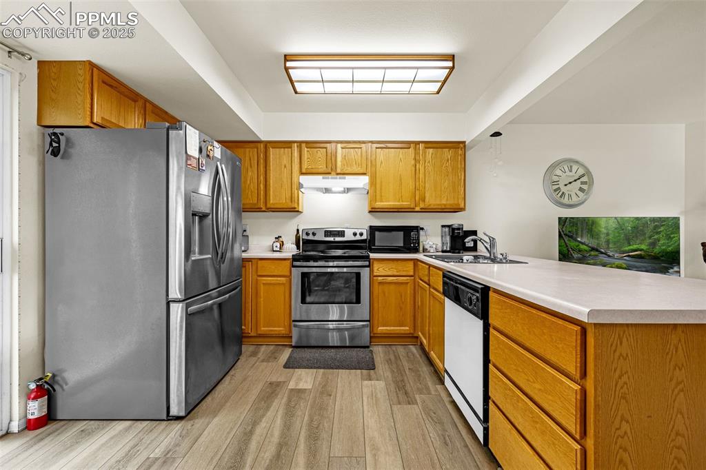 Image 8 of 49: Kitchen