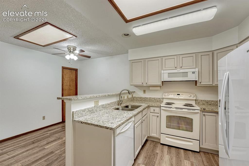 Image 15 of 50: Kitchen