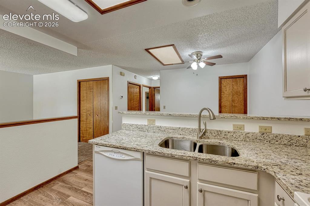 Image 18 of 50: Kitchen