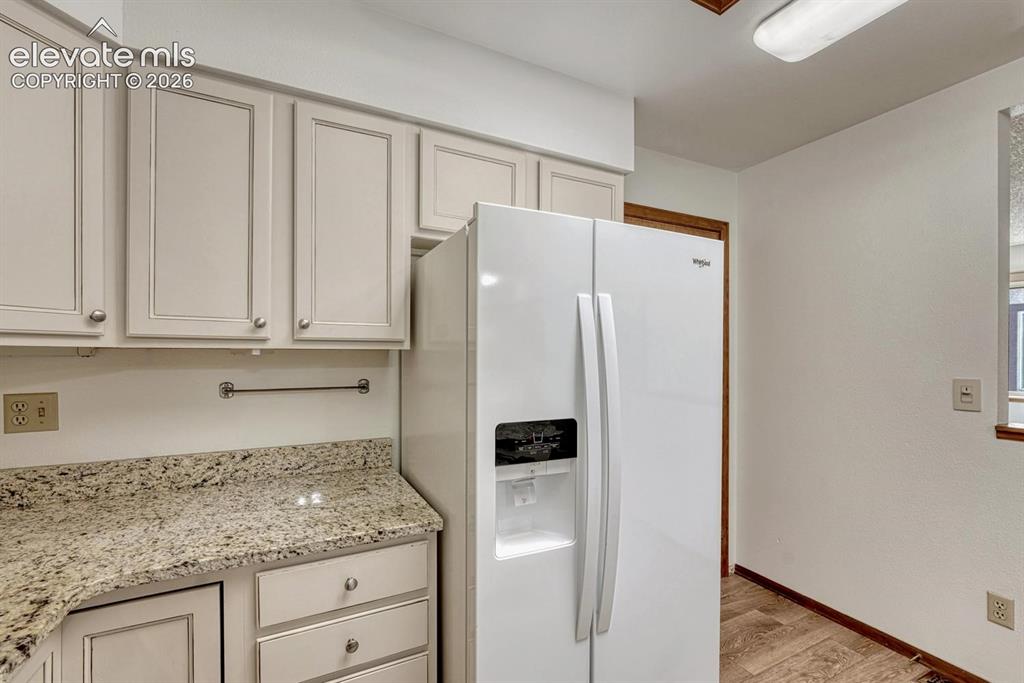 Image 19 of 50: Kitchen
