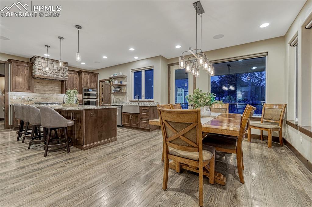 Image 12 of 50: Dining Area