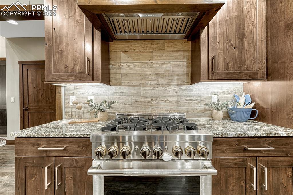 Image 13 of 50: Kitchen