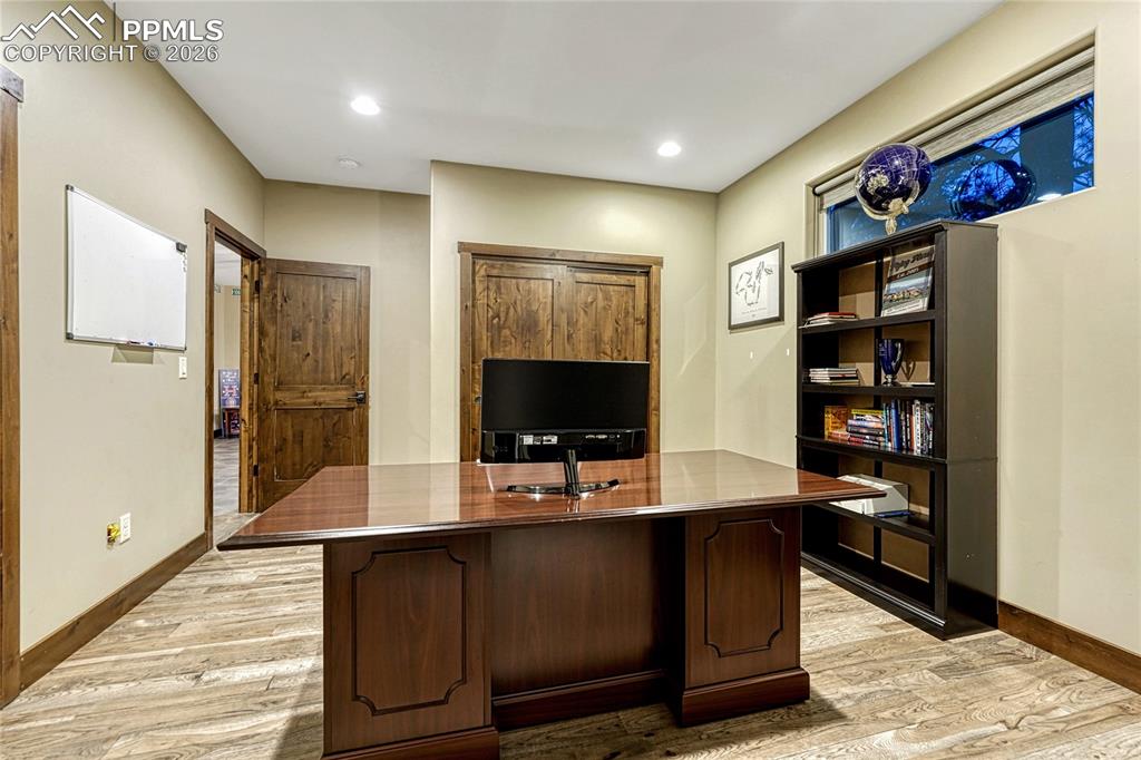 Image 20 of 50: Office