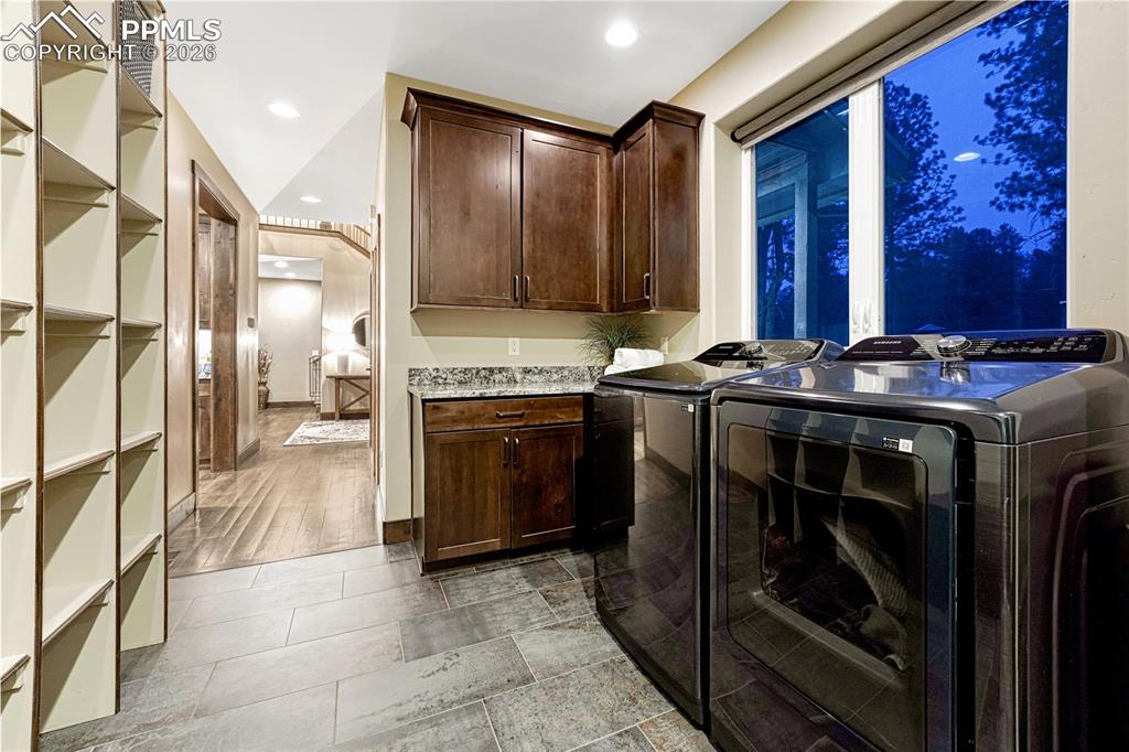 Image 21 of 50: Laundry