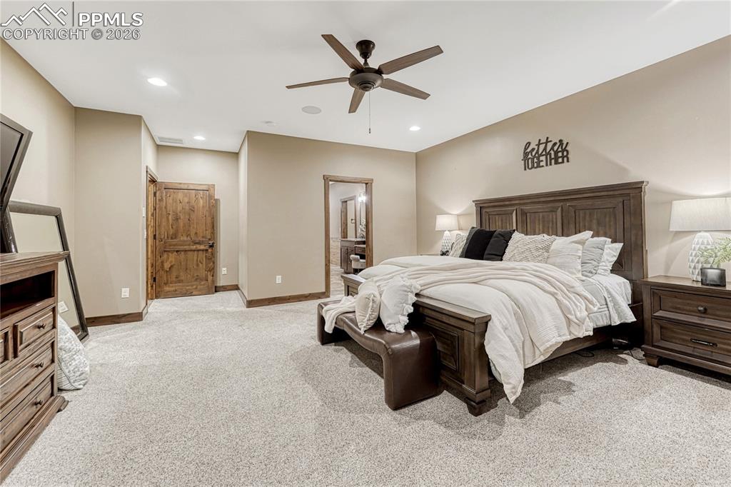 Image 23 of 50: Bedroom