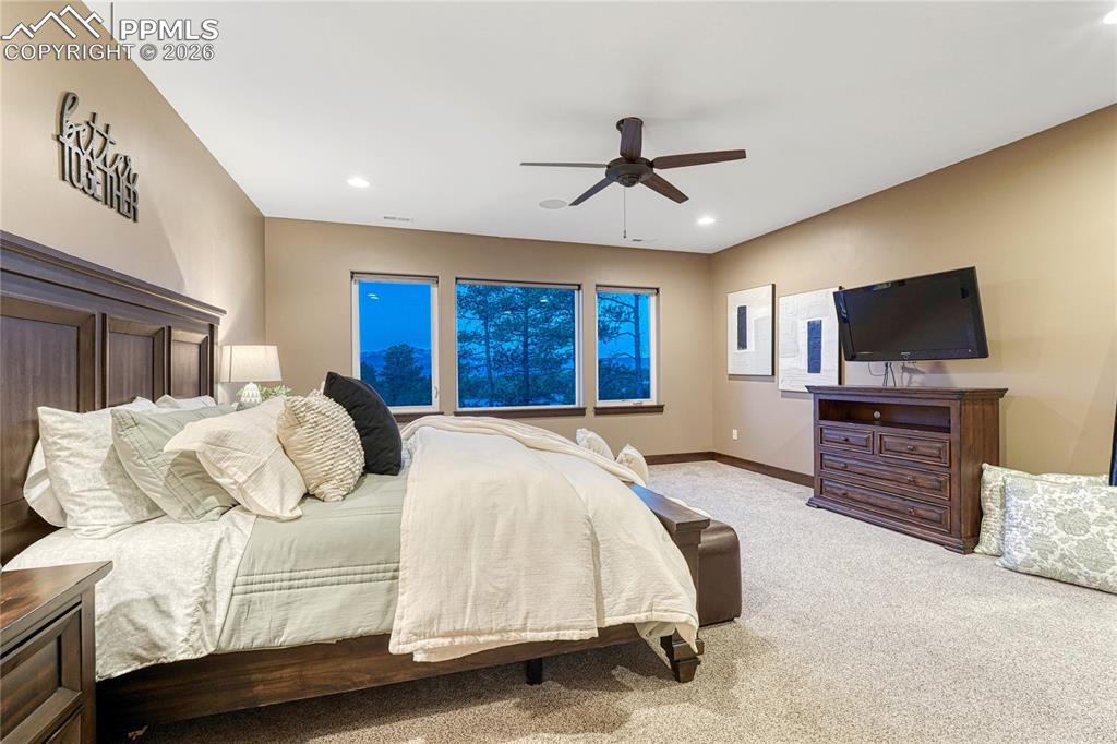 Image 24 of 50: Bedroom