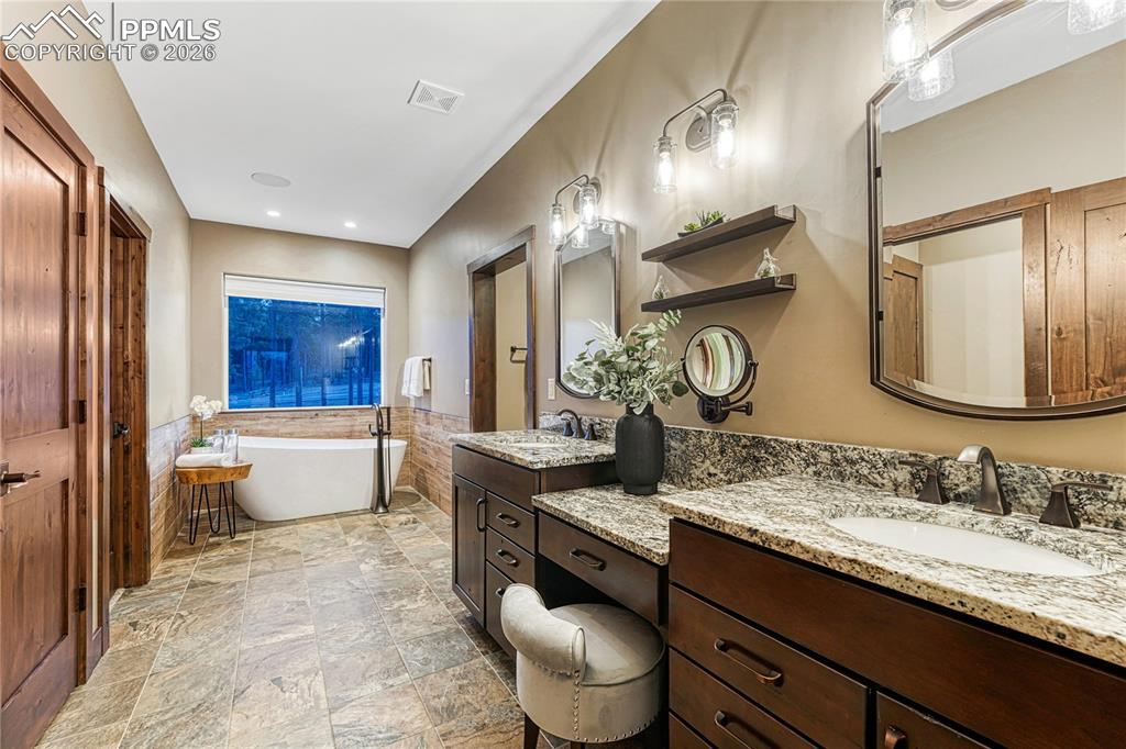 Image 25 of 50: Bathroom