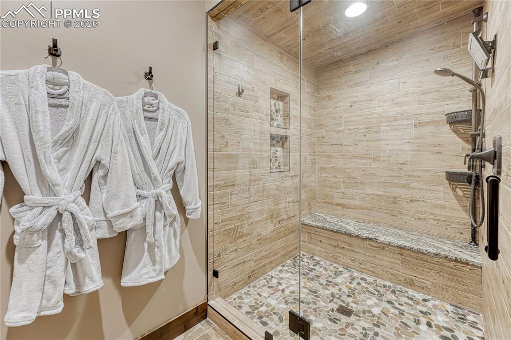 Image 27 of 50: Bathroom