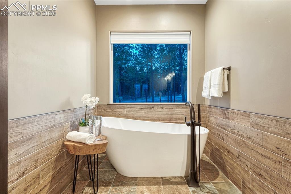 Image 28 of 50: Bathroom