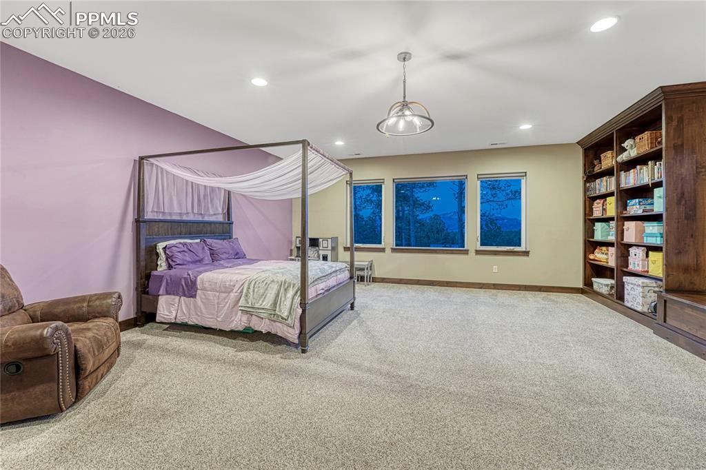 Image 30 of 50: Bedroom